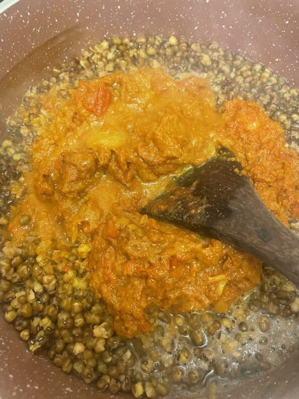 Mung Daal and Curry in pot
