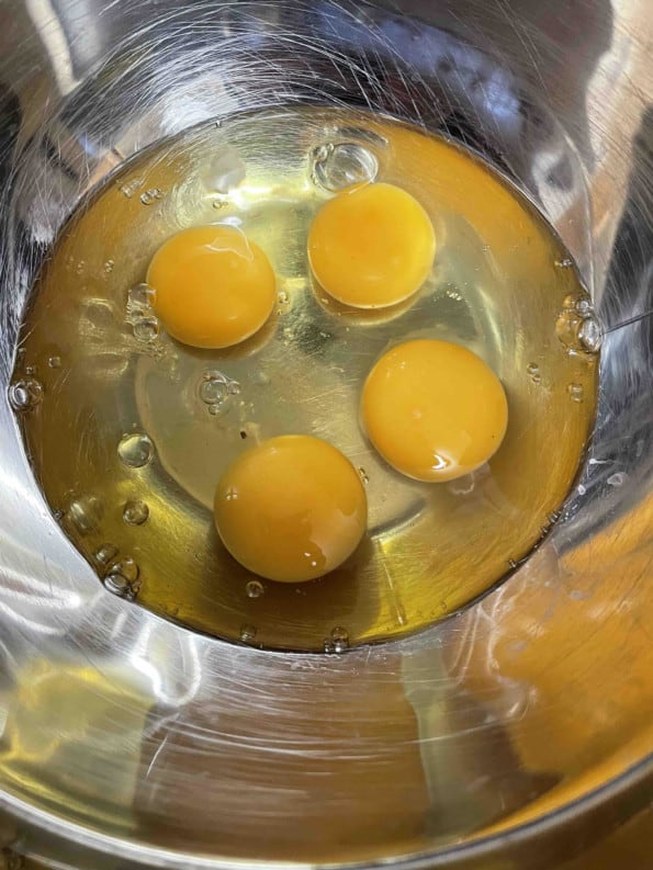 4 Eggs in a bowl