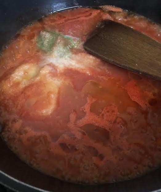 Tomato, Garlic and Green Chilli in pot