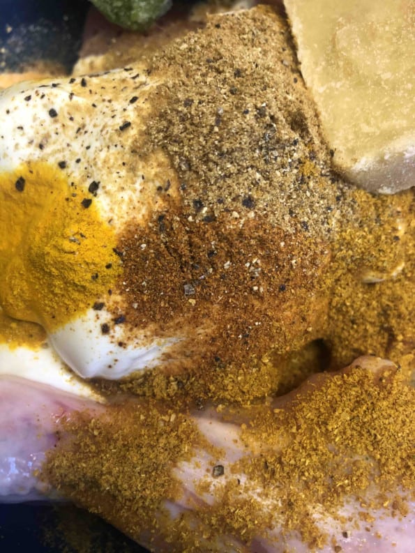 Chicken with Yoghurt and spices in bowl