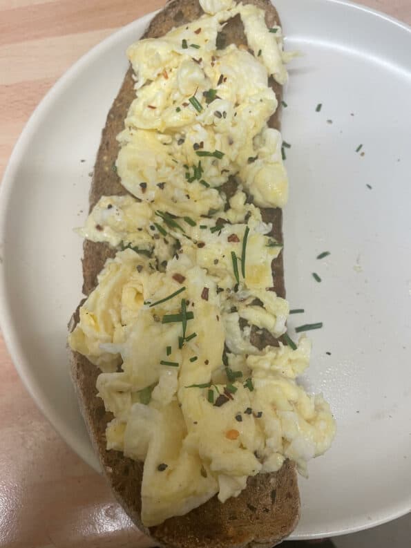 scrambled eggs with chilli and chives on toast