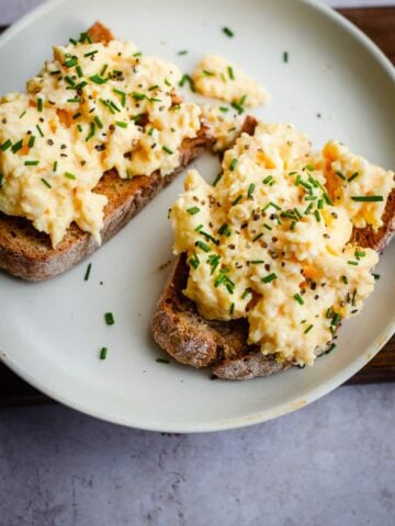 Scrambled eggs with chives on toast