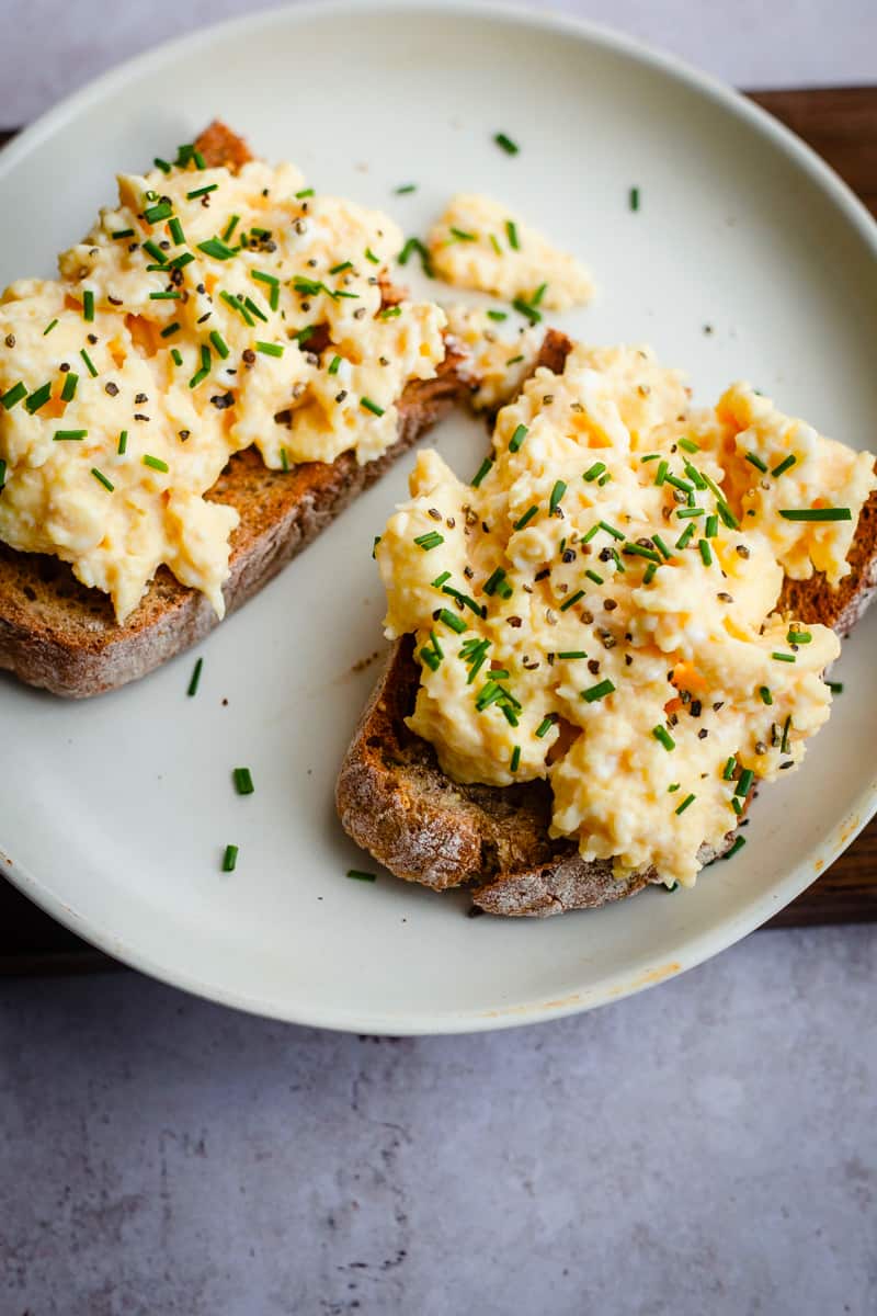 Scrambled eggs with chives on toast