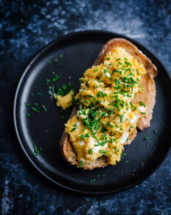 Scrambled eggs on toast with chives