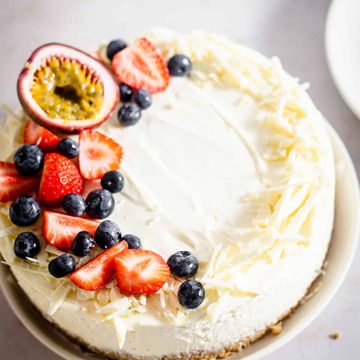 White Chocolate Cheesecake with Ginger Nut Base (No-Bake Recipe) White chocolate cheesecake with berries in plate