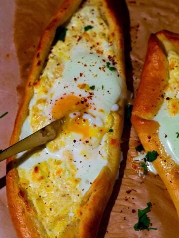 Kachapuri with egg